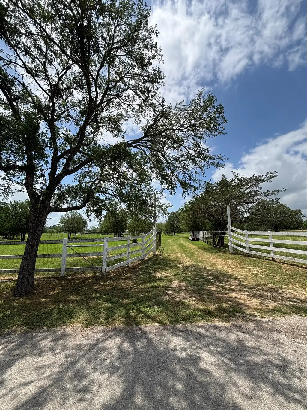 916 Rolling Oaks Drive, Luling