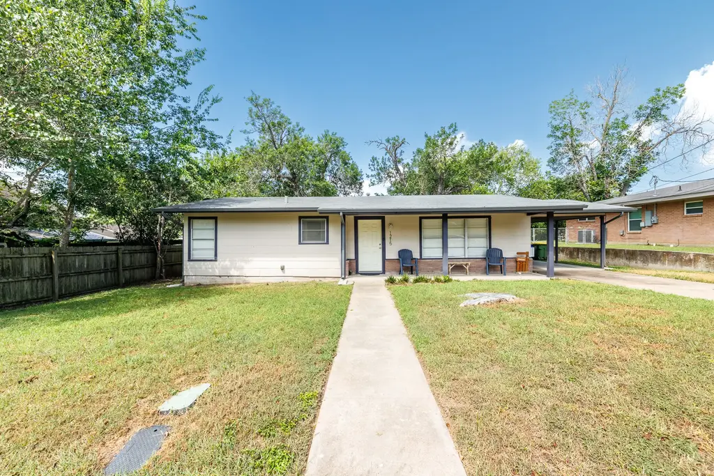 1215 N Hamilton Street, Gonzales