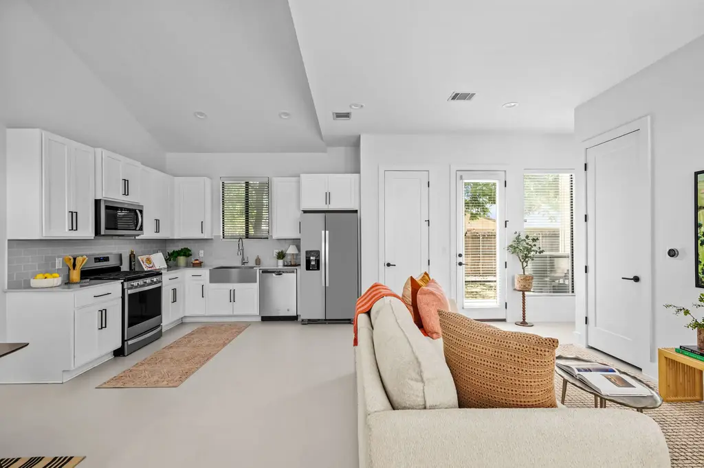939 E 52nd Street 2, Austin