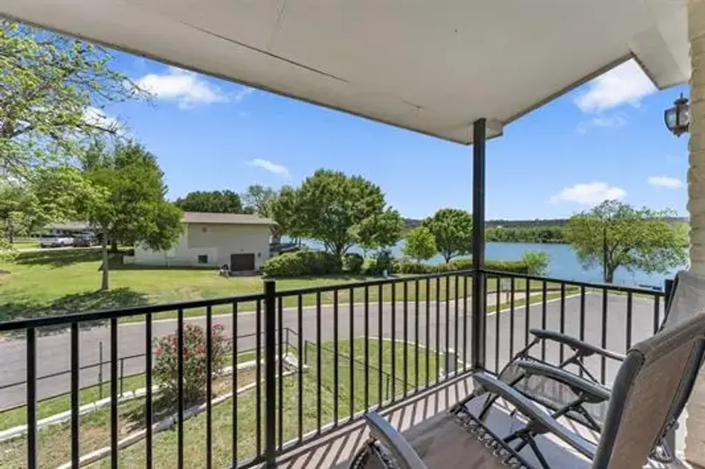 319 Meadowlakes Drive, Marble Falls