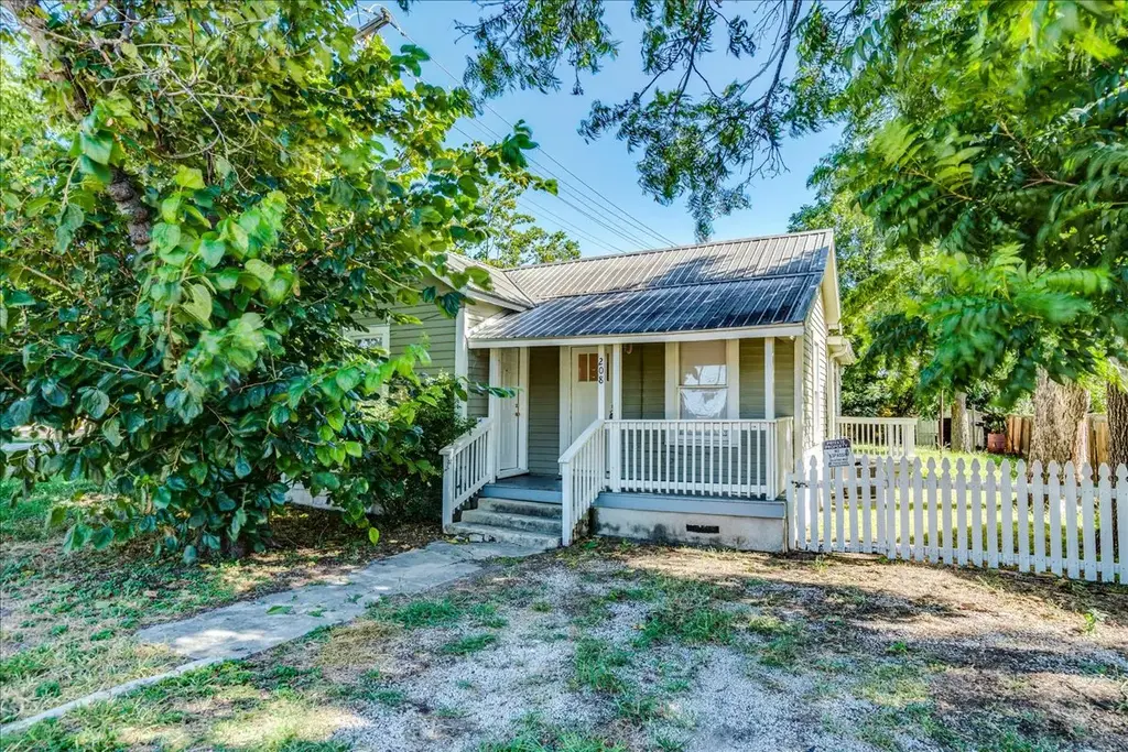 208 W Lockhart Street, Kyle