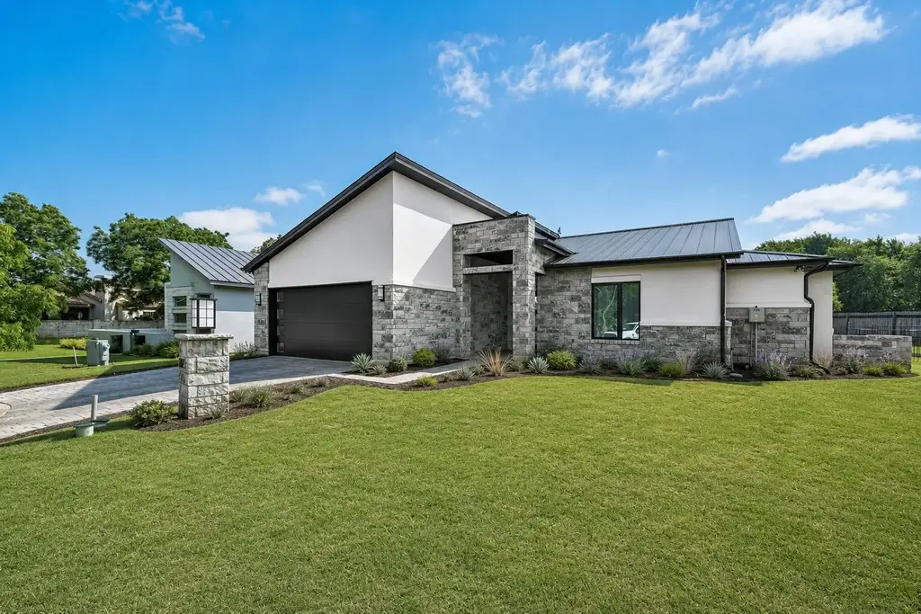 102 Menard Court, Horseshoe Bay