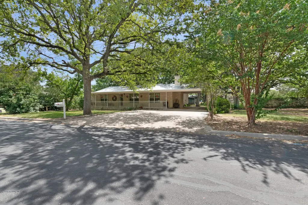 1208 Oak St, Burnet