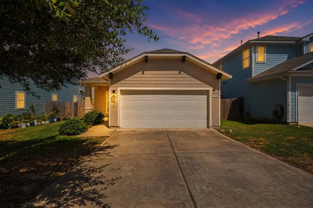 374 Triumph Road, Buda