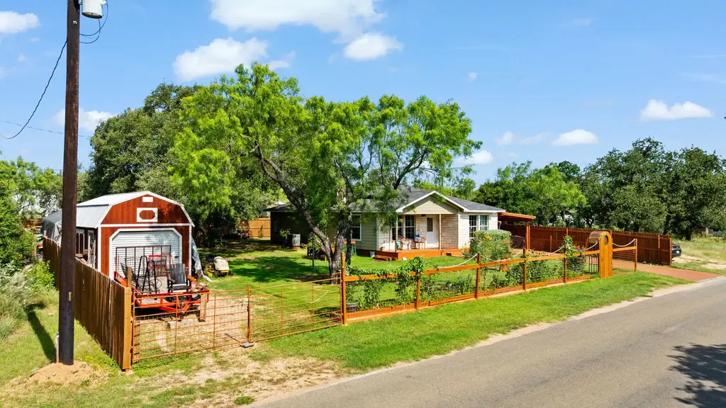 808 Pecan Lane, Cottonwood Shores