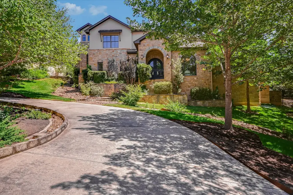 1402 Barclay Drive E, Austin