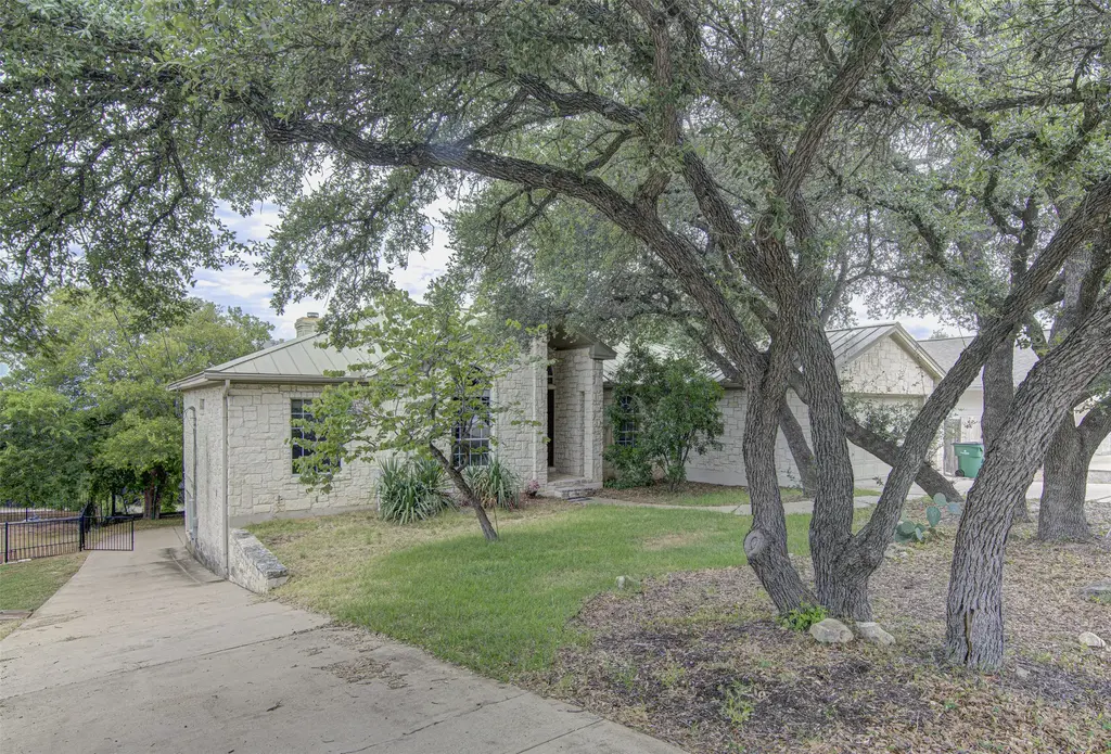5006 Thunderbird Street, Lago Vista