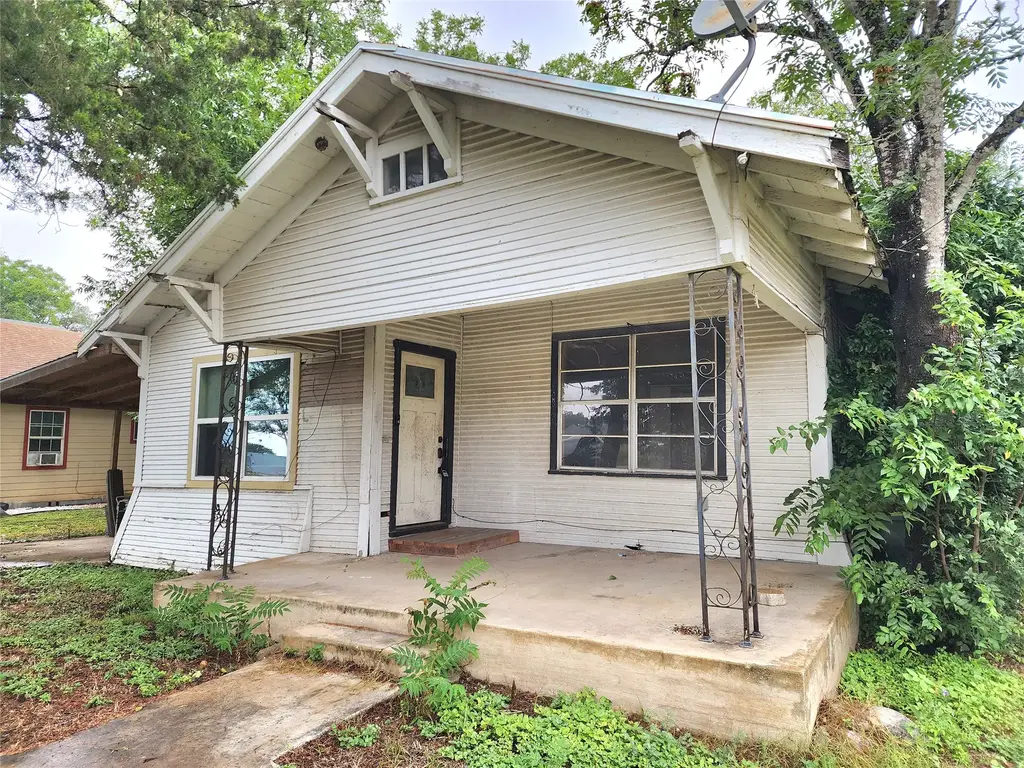 123 E Davis Street, Luling
