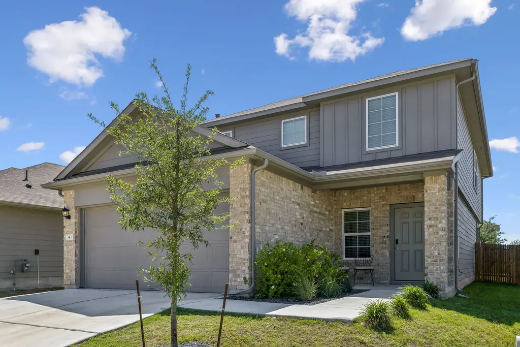 343 Sickle Loop, Kyle