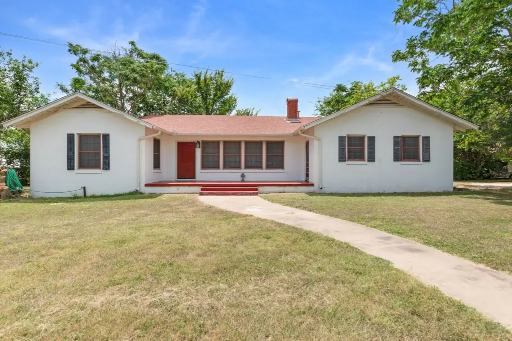 900 N Main Street, Burnet