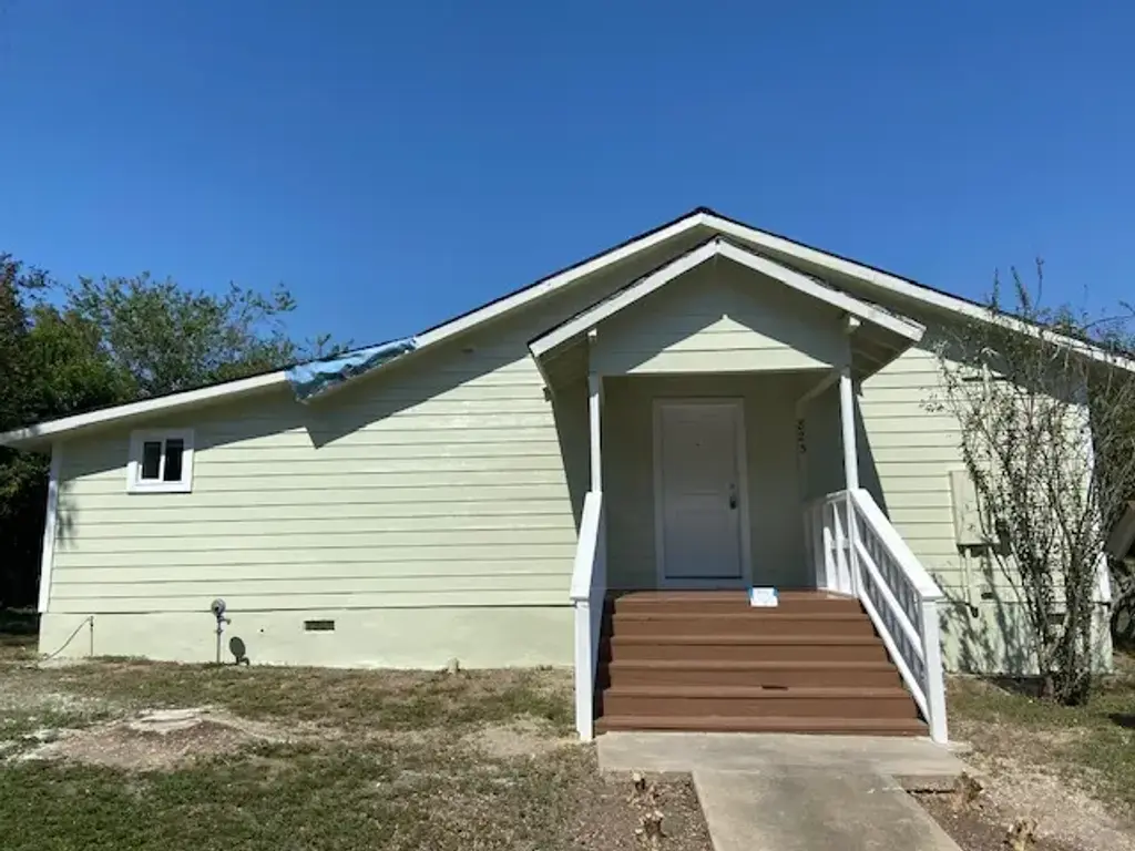 823 Monterrey Street, Lockhart