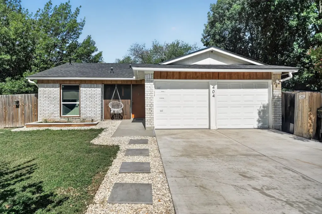 404 Las Cruces Street, Buda