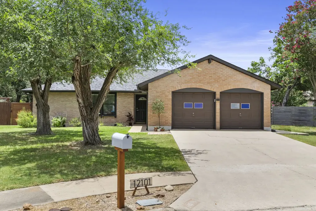 12101 Missel Thrush Court, Austin