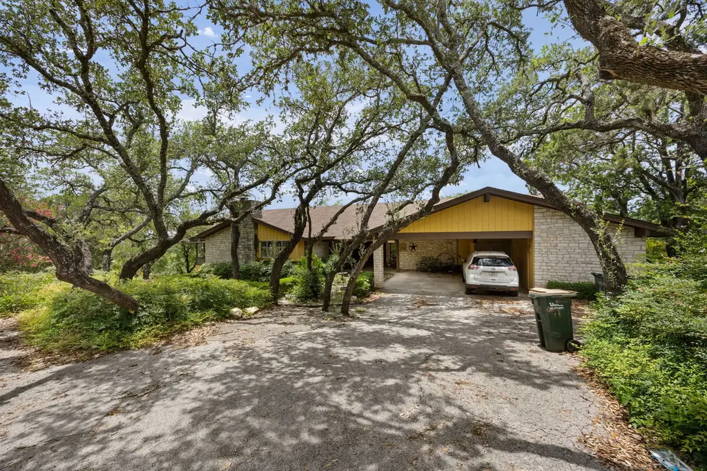 468 Spiller Lane, West Lake Hills