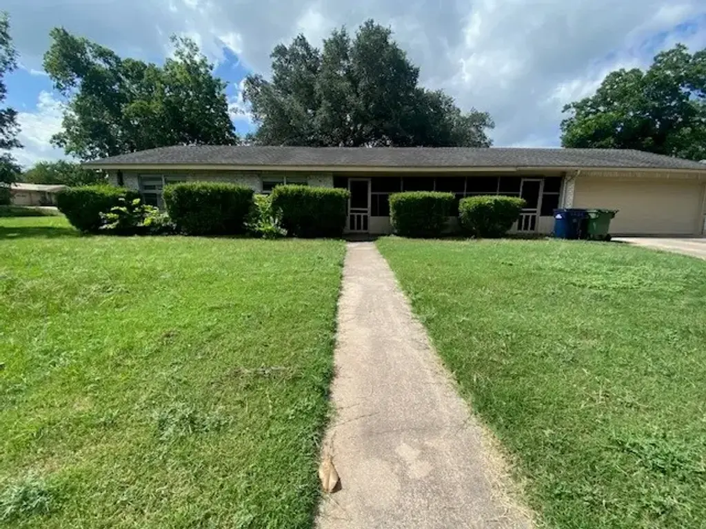 605 E Kerr Street E, Burnet