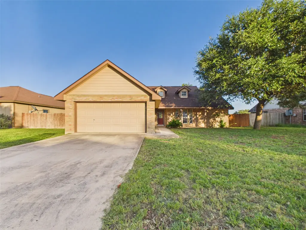 1125 Iris Crescent Drive, Floresville