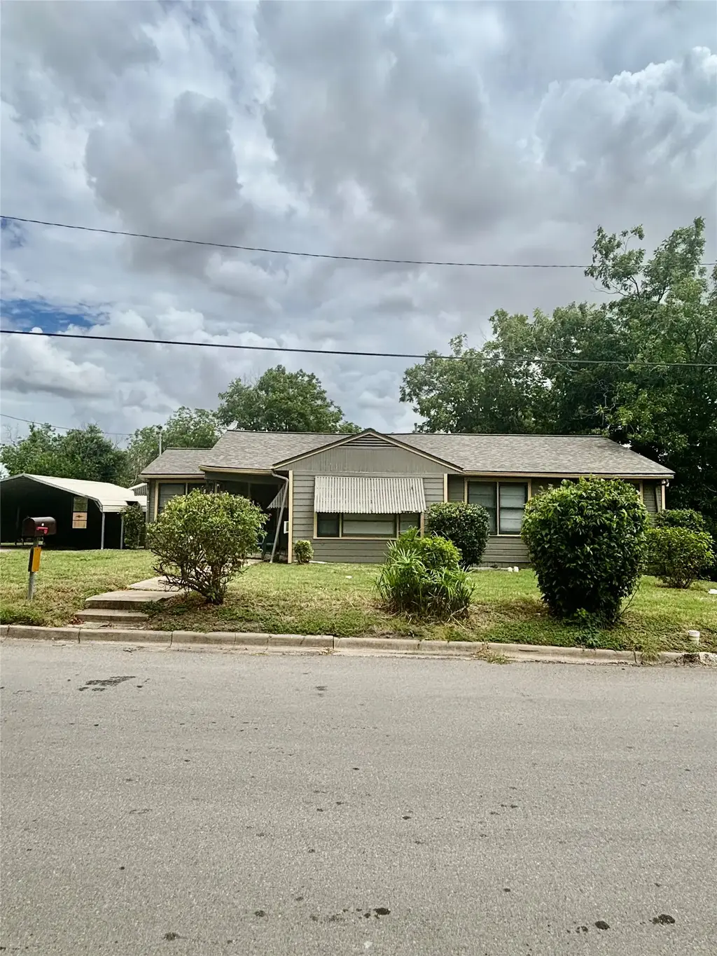 415 E 7th Street, Taylor