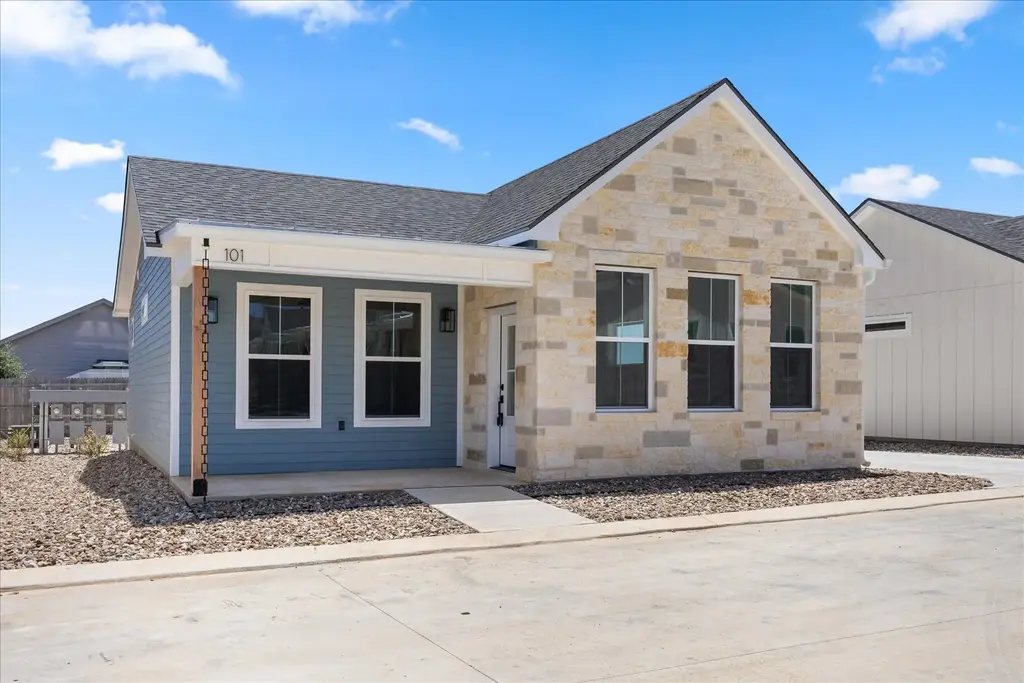 802 S Creek Street 101, Fredericksburg