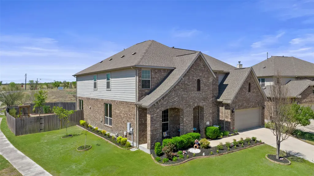 109 Wake Grove, Buda