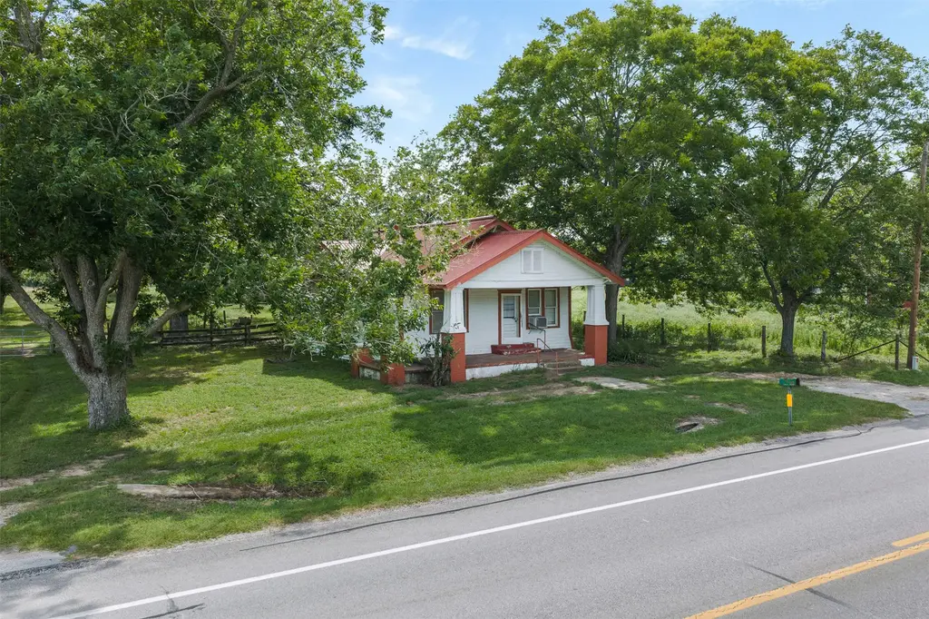 2005 W Grand Avenue, Yoakum