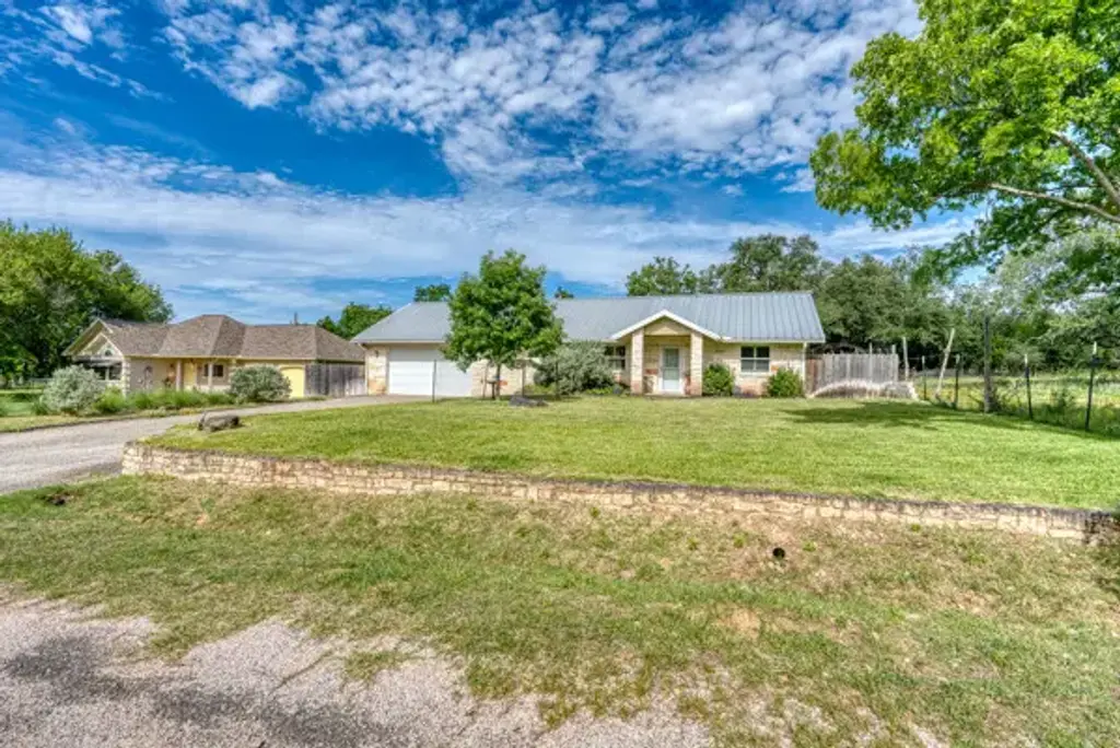 215 E Mcgee Trail, Kingsland