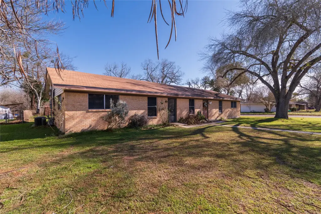97 Peach Street, Luling
