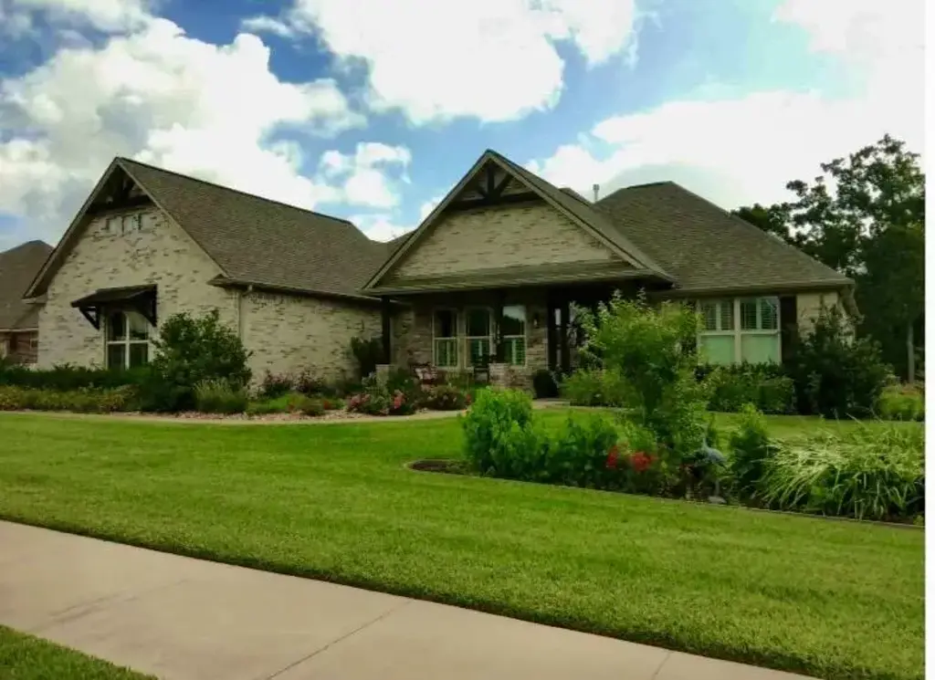 1910 Spanish Moss Drive, College Station