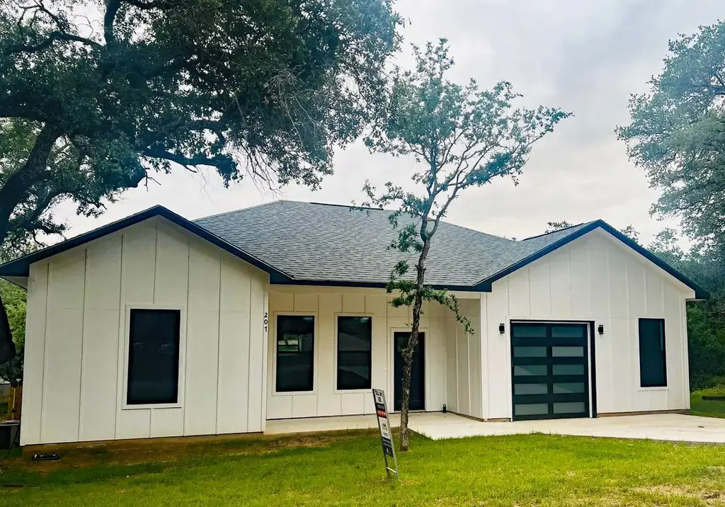 207 Laurel Lane, Spicewood