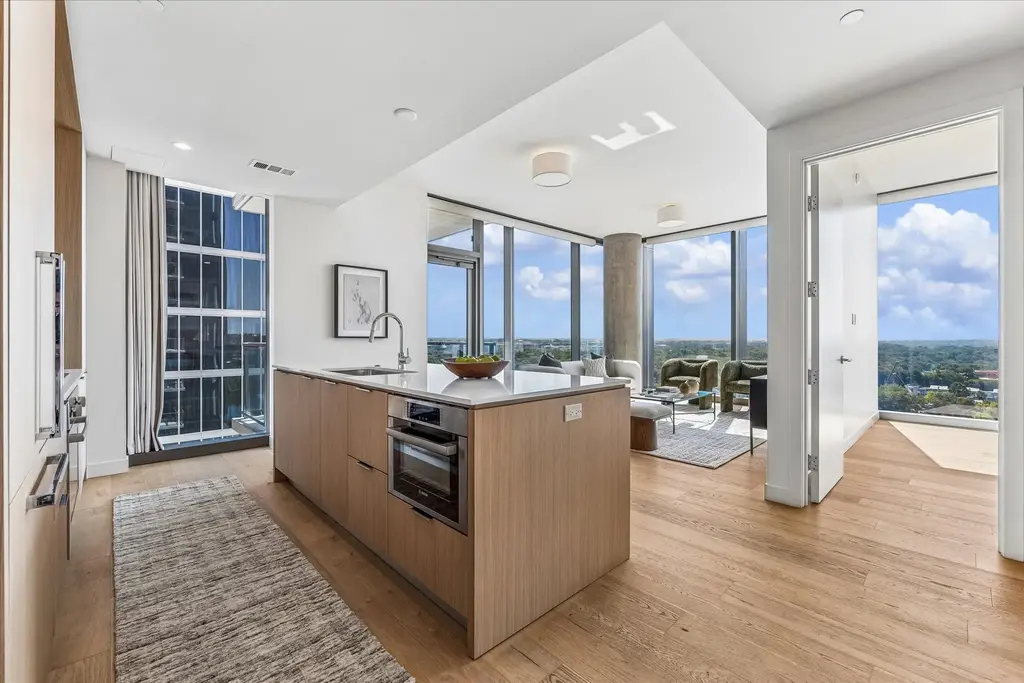 44 East Avenue 1407, Austin