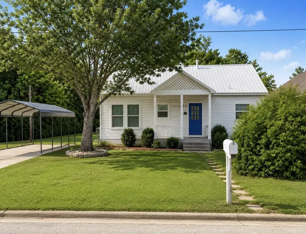 664 E Galveston Street, Giddings