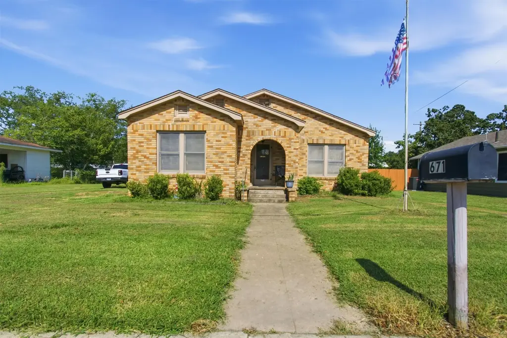 671 N Leon Street, Giddings