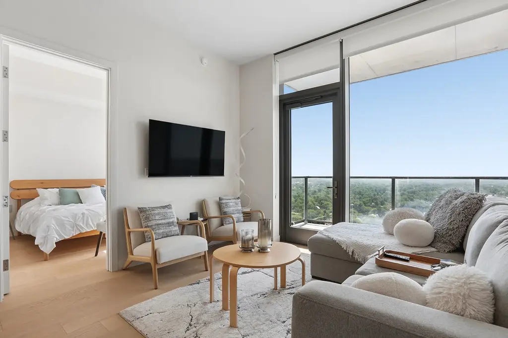 44 East Avenue 2008, Austin