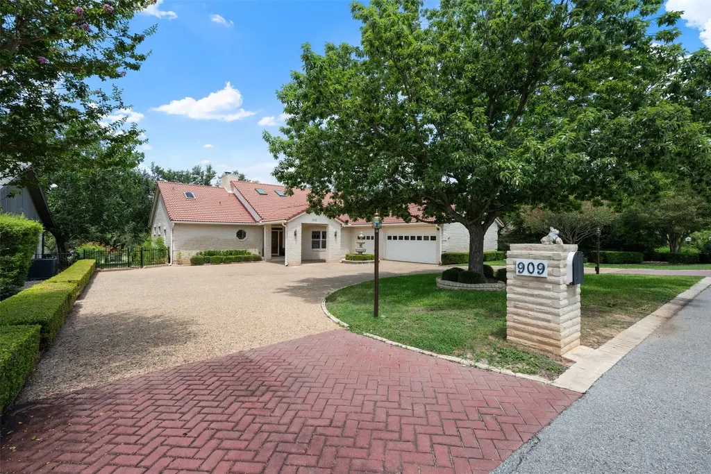 909 Porpoise Street, Austin