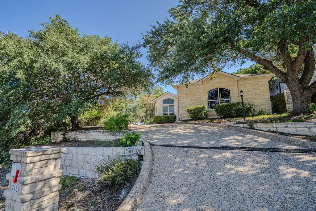 218 Hazeltine Drive, Lakeway