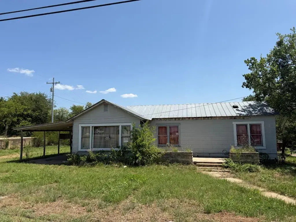 504 E Young Street, Llano
