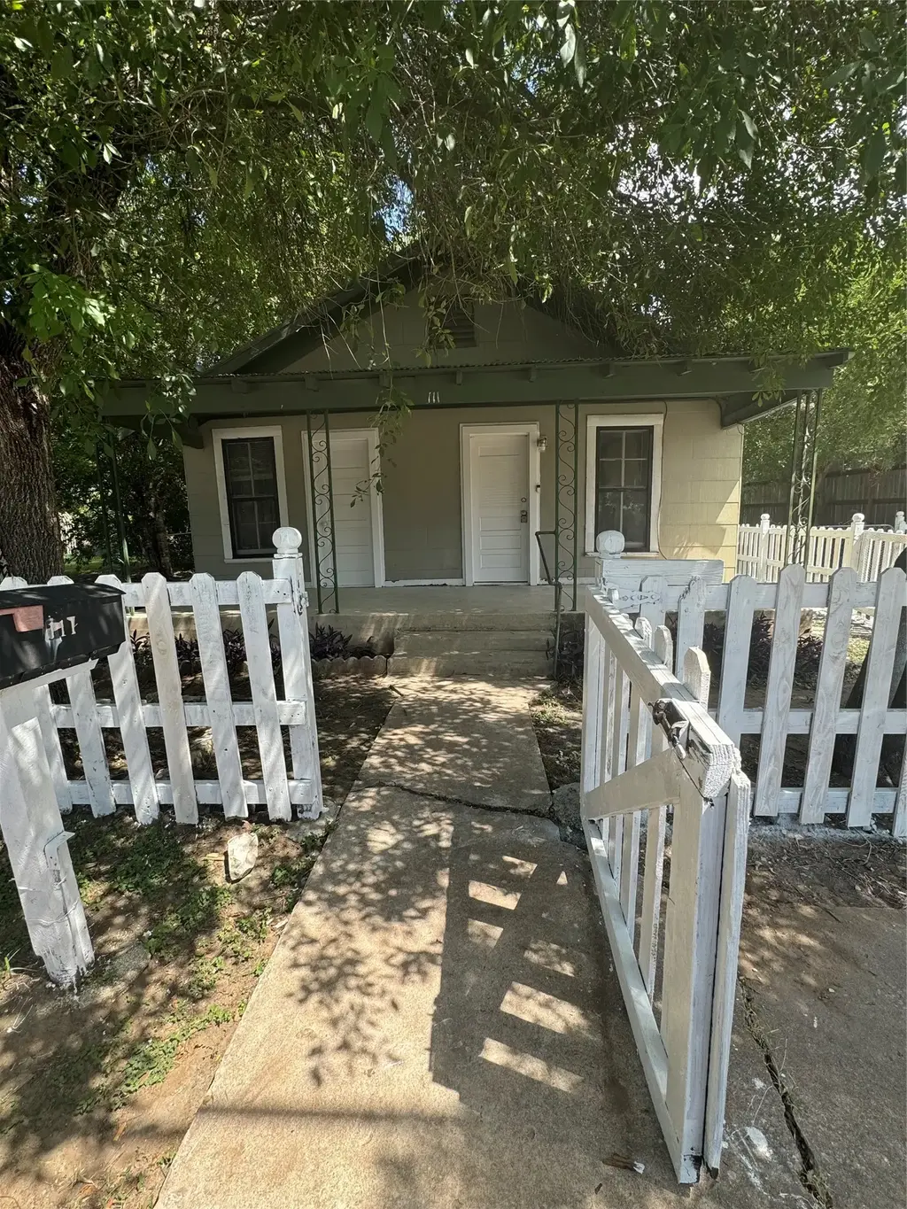 111 White Oak Street, Lockhart
