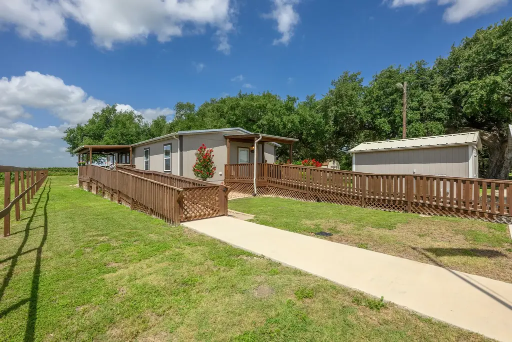7092 Fm 621, Martindale