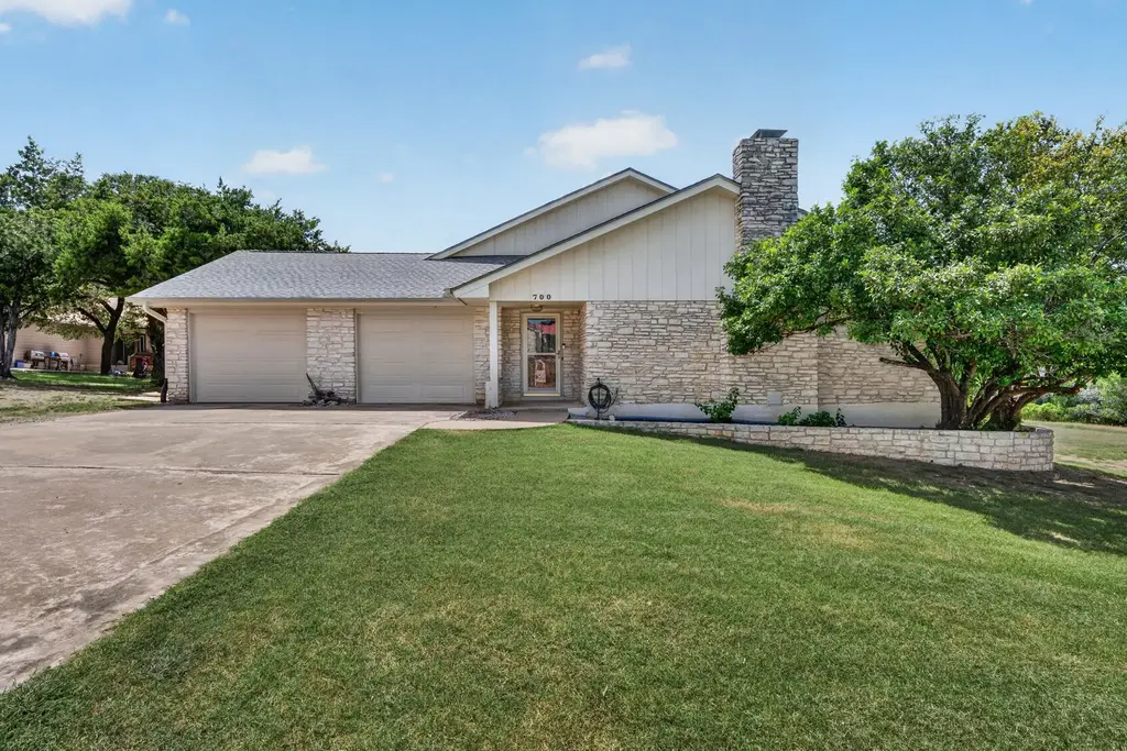 700 Rogart Drive, Spicewood