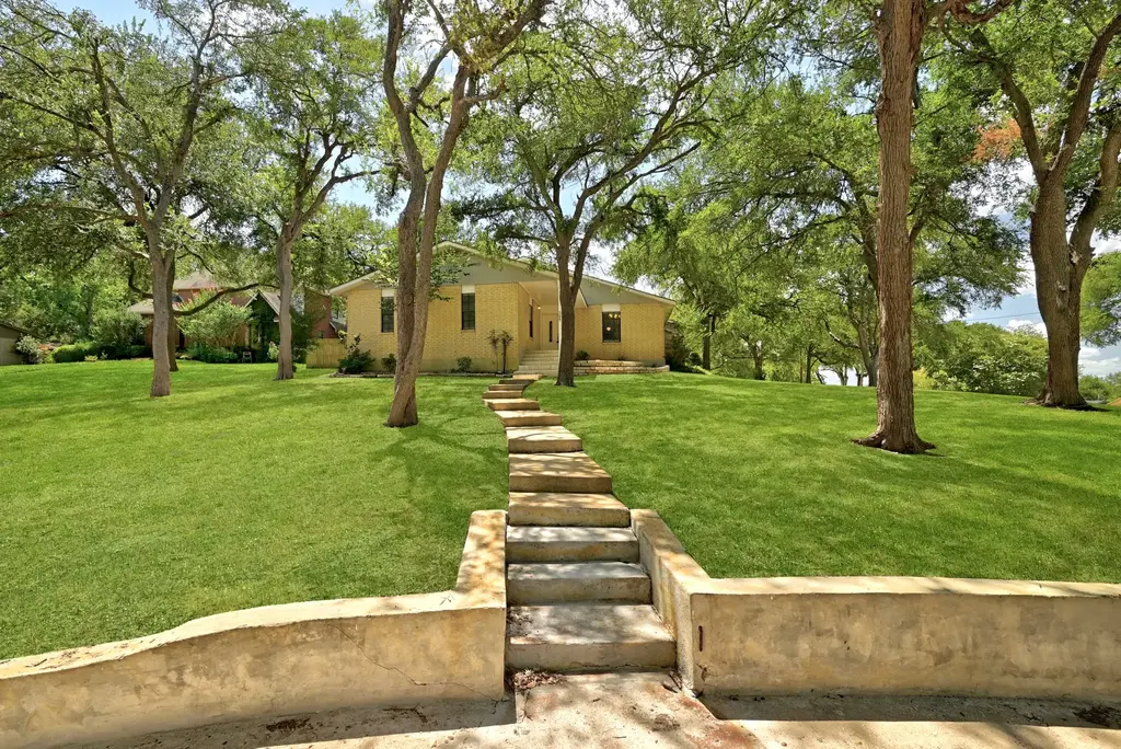 295 Oak Creek Circle, Luling