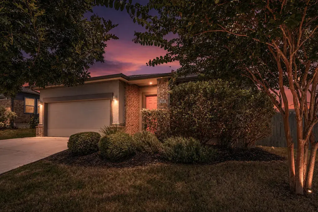 16528 Glimmering Road, Manor
