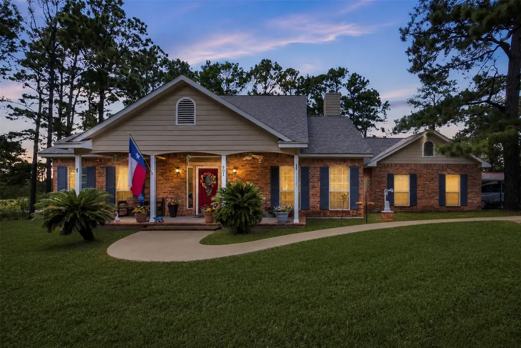 801 Moccasin Trail, La Grange