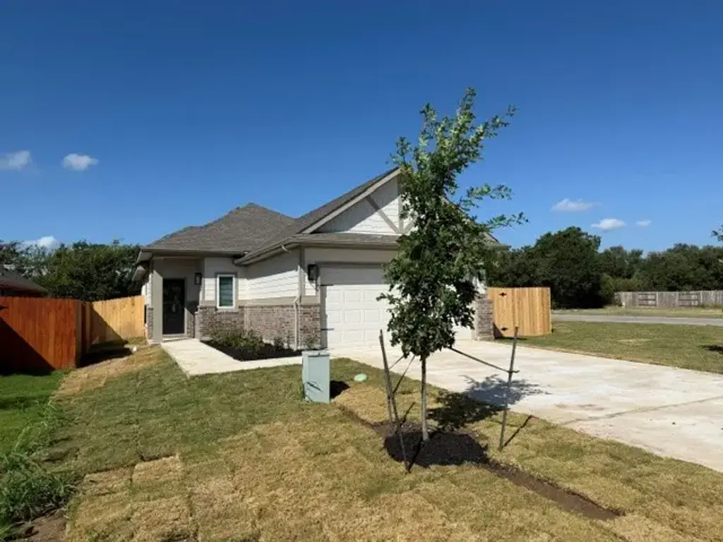 500 Gene Ray Avenue, Bertram