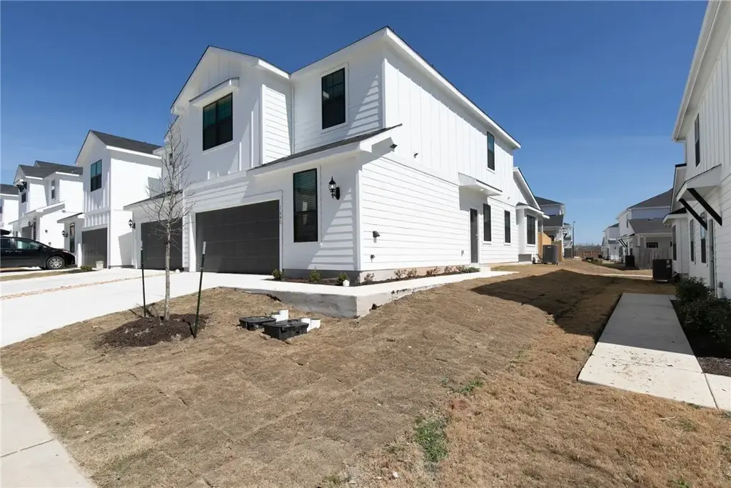 164 Threshing Road C, Buda
