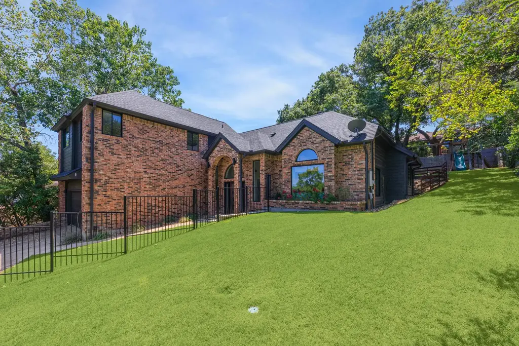 3911 Dry Creek Drive, Austin