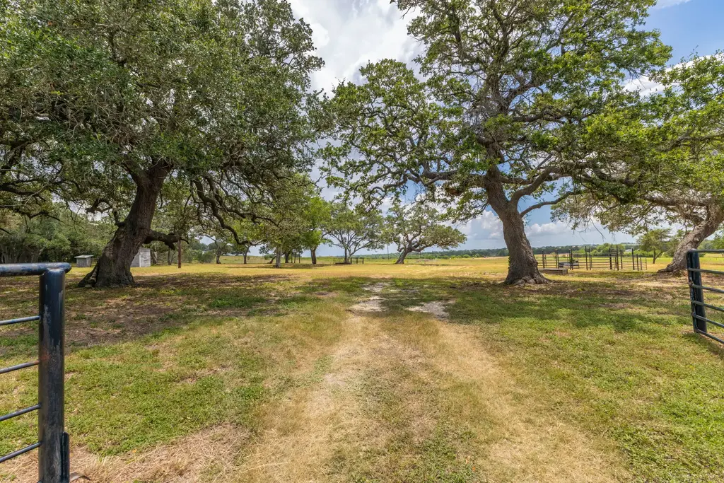 2160 (tract #5) Baca Loop, Flatonia