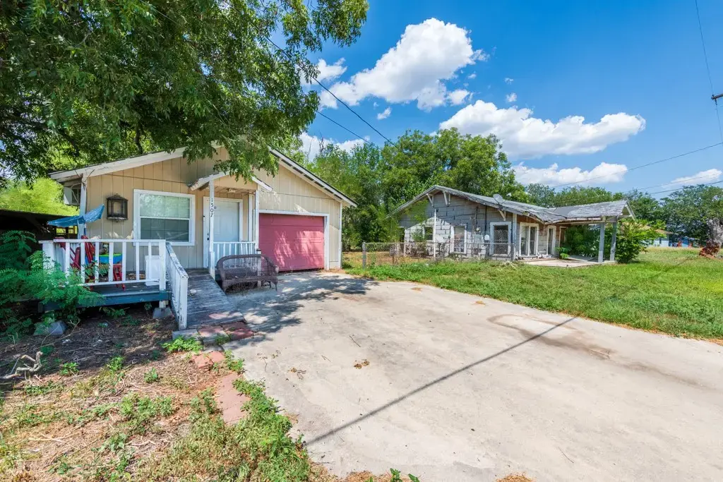 1507 Cummings Street, Luling