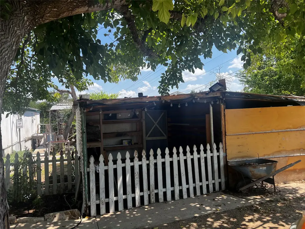 7107 Cowpoke Trail, Lago Vista