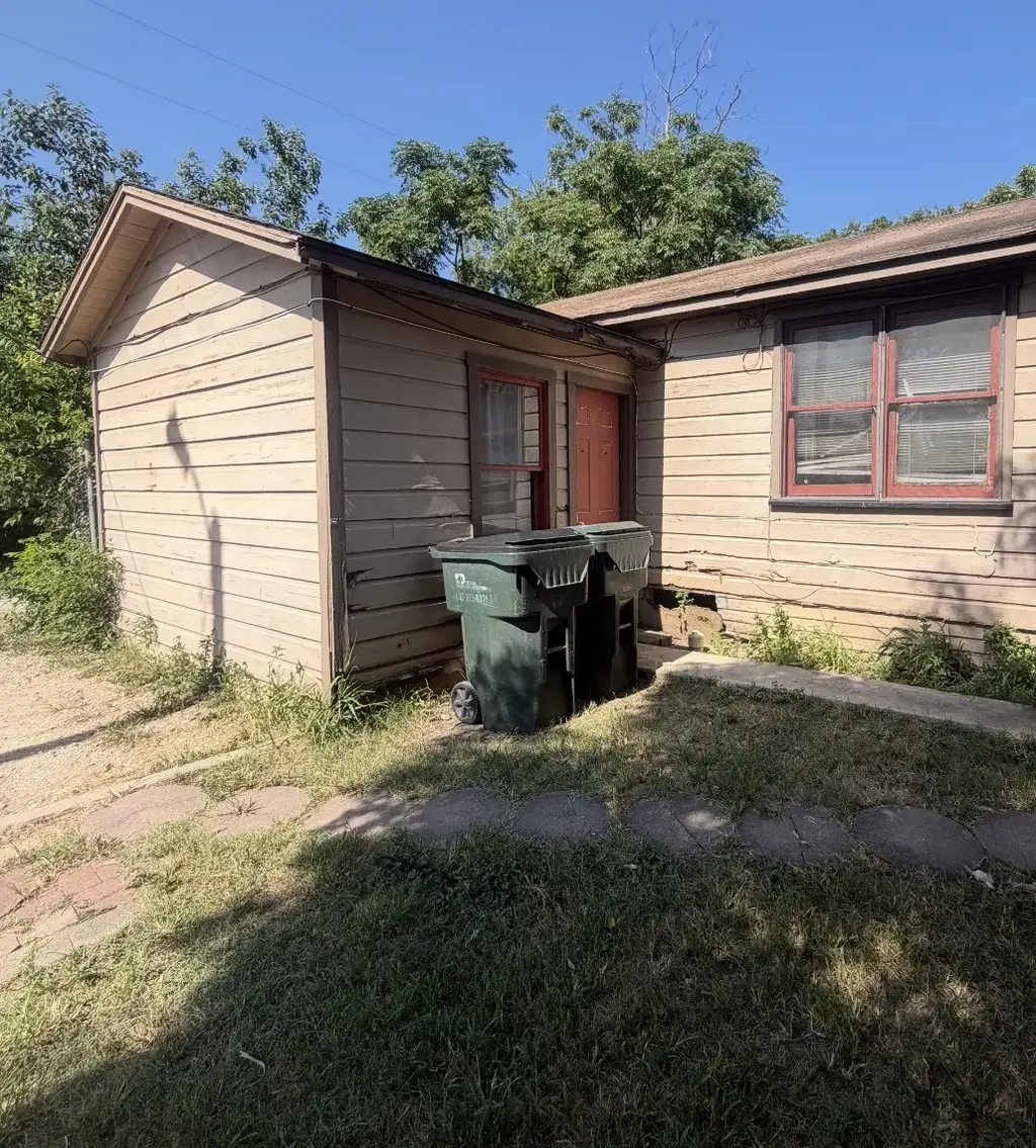 405 N Burleson Street B, Kyle