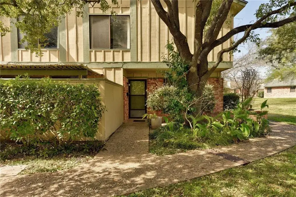 900 W Village Lane, Austin