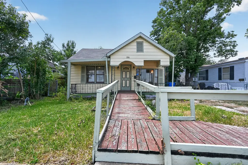 708 Booth Street, Taylor